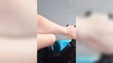 Lei lo sega in motorino