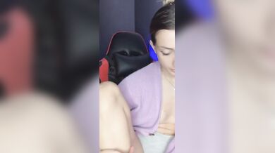 Non si accorge di essere in live e esce le tette