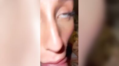 Diciottenne italiana spompina due amici