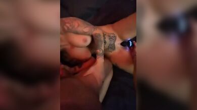 Suicide girl italiana tatuata pompino sul divano OF