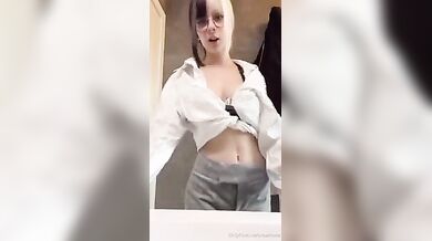 Strip biondina italiana of in bagno