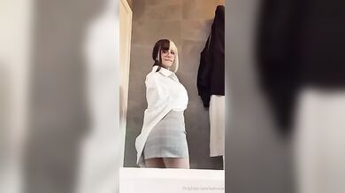 Strip biondina italiana of in bagno