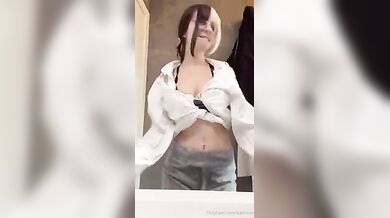 Strip biondina italiana of in bagno