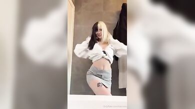 Strip biondina italiana of in bagno