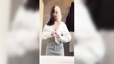 Strip biondina italiana of in bagno