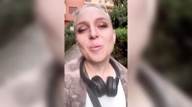 Senza mutandine per strada