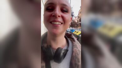 Senza mutandine per strada