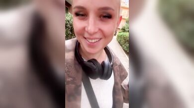 Senza mutandine per strada