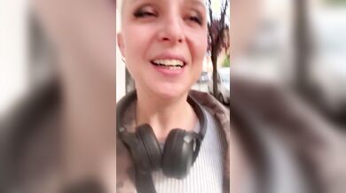 Senza mutandine per strada