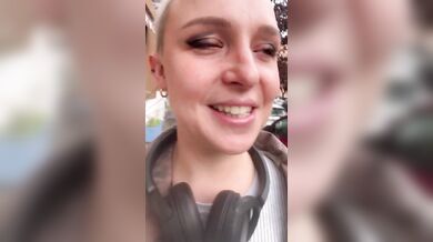 Senza mutandine per strada