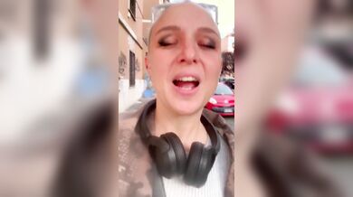 Senza mutandine per strada