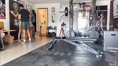 Scopata in palestra dal personal trainer tatuato