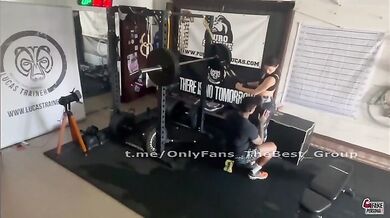 Scopata in palestra dal personal trainer tatuato