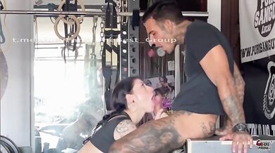 Scopata in palestra dal personal trainer tatuato