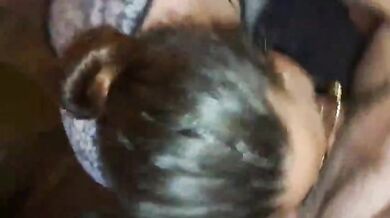 Pompino moglie porcella con occhiali amatoriale