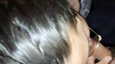 Pompino moglie porcella con occhiali amatoriale