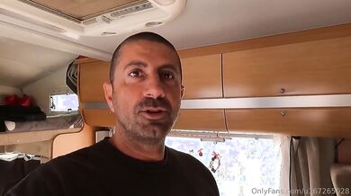 Moglie si prepara per depilare la fica