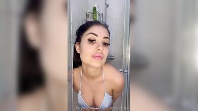 Denise tettona in doccia Of