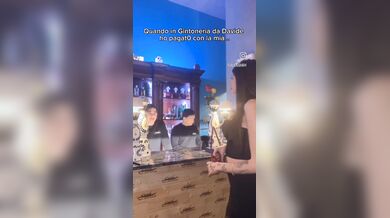 Alessia paga con le mutandine il conto in Gintoneria