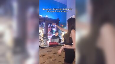 Alessia paga con le mutandine il conto in Gintoneria