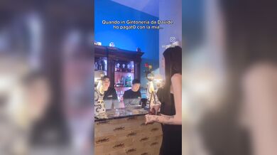 Alessia paga con le mutandine il conto in Gintoneria