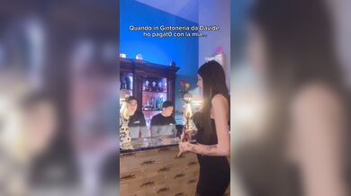 Alessia paga con le mutandine il conto in Gintoneria