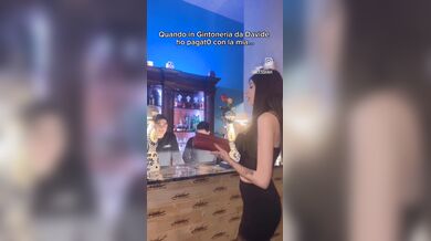 Alessia paga con le mutandine il conto in Gintoneria