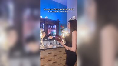 Alessia paga con le mutandine il conto in Gintoneria