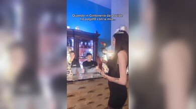 Alessia paga con le mutandine il conto in Gintoneria