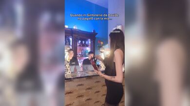 Alessia paga con le mutandine il conto in Gintoneria