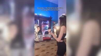 Alessia paga con le mutandine il conto in Gintoneria