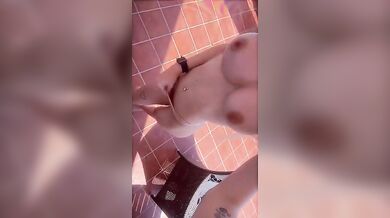 Strip biondina 18 enne sul balcone