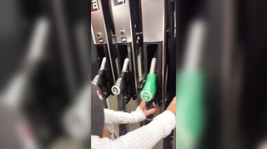 Voglio vivere una follia con te - Ditalino nel bagno della pompa di benzina