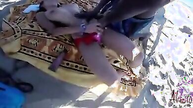 Alice scopata da nero in spiaggia