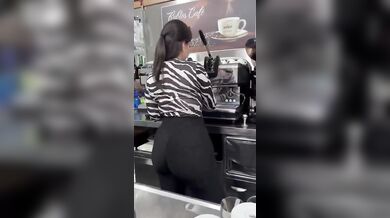 Barista italiana tettona mora