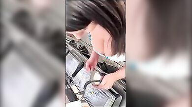 Barista italiana tettona mora