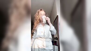 Dora masturbazione teen con nel bicchiere OF