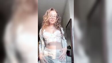 Dora masturbazione teen con nel bicchiere OF