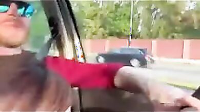 Guido e passano le macchine e lei mi sta facendo un pompino