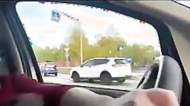 Guido e passano le macchine e lei mi sta facendo un pompino