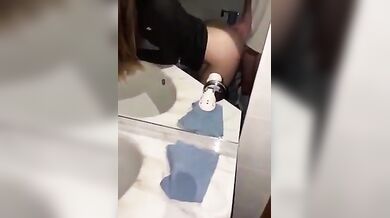 Ditalino e sesso con fidanzata in bagno a pecorina