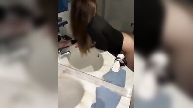 Ditalino e sesso con fidanzata in bagno a pecorina