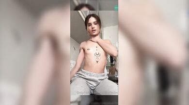 Biondina italiana con tette piccolissime si masturba OF