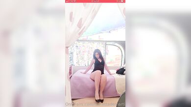 Le cosce di lauretta che accavalla