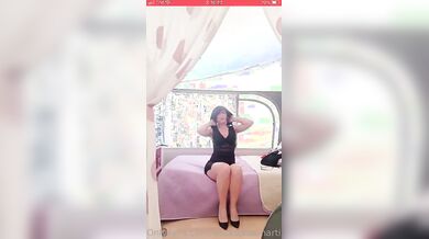 Le cosce di lauretta che accavalla