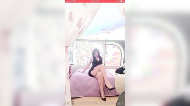 Le cosce di lauretta che accavalla