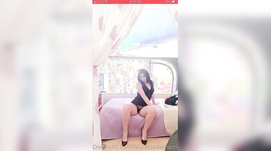 Le cosce di lauretta che accavalla