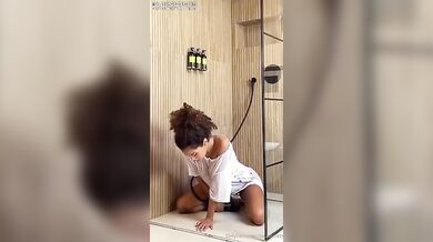 Ragazza italiana fica si masturba in bagno