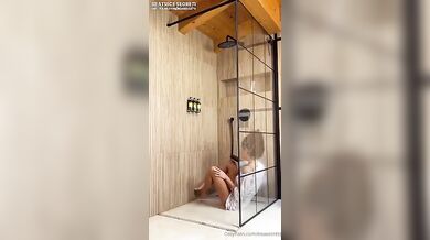 Ragazza italiana fica si masturba in bagno