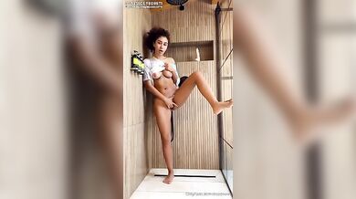 Ragazza italiana fica si masturba in bagno